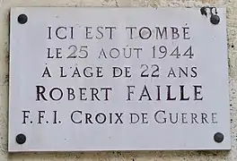 Plaque au no&nbsp;64, en hommage à Robert Faille, mort pendant la Libération de Paris.