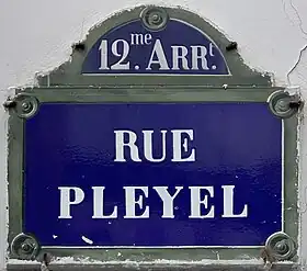 Voir la plaque.