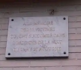Plaque au no&nbsp;20, en hommage aux victimes de l'incendie de 2005.