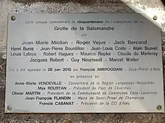 Cette plaque commémore le cinquantenaire de l'exploration de la grotte de la Salamandre.
