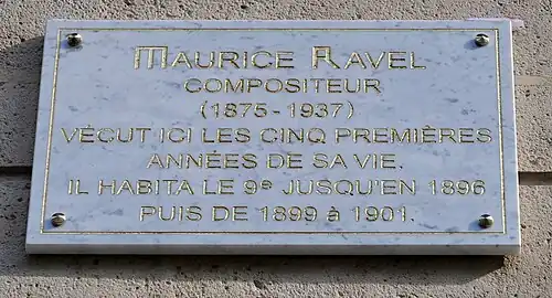 no&nbsp;40 : plaque commémorative Maurice Ravel 40 rue des Martyrs.