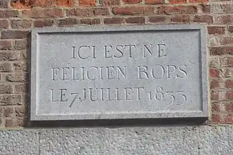 Plaque commémorative apposée en 1925 sur la façade de la maison natale de Rops à Namur.