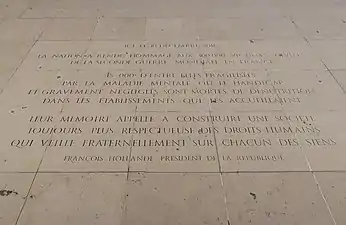 Dalle apposée en 2016.