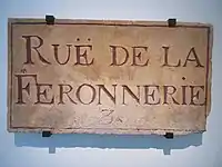 Plaque datée du XVIIIe&nbsp;siècle. La rue est alors située dans le 3e&nbsp;quartier de Paris. Plaque en pierre de liais gravée. Musée Carnavalet.