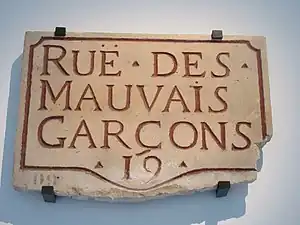 Plaque datée du XVIIIe&nbsp;siècle. La rue, devenue rue Grégoire-de-Tours, est alors située dans le 19e&nbsp;quartier de Paris. Plaque en pierre de liais gravée. Musée Carnavalet.
