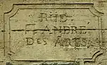 Plaque du XVIIIe&nbsp;siècle dont l'abréviation "St" a été martelée en 1794-1795