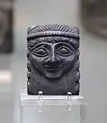 Plaque en lapis-lazuli avec un visage féminin. V. 2500 av. J.-C., Ur. British Museum.