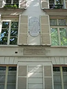 Plaques commémoratives sur l'hôtel de Condé, au 22 rue des Réservoirs rappelant que La Bruyère y a vécu et y est mort et que le général Gourgaud, mémorialiste de Napoléon Ier, y est né.