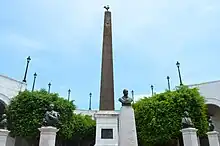 Photographie du monument en l'honneur des bâtisseurs du canal de Panama. Le buste d'Armand Reclus y figure à gauche de celui, central, de Ferdinand de Lesseps.