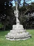 Le calvaire dans l'enclos paroissial de la chapelle Saint-Budoc.