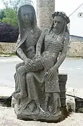 La pietà du calvaire du cimetière de Ploudaniel (XIVe siècle).