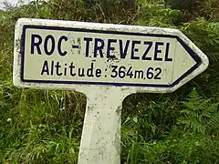 Indication touristique du Roc'h Trevezel (avec l'altitude erronée de 364,62&nbsp;m) dans les monts d'Arrée (Finistère).