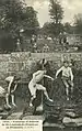 Baignade de pèlerins à la fontaine Saint-Laurent-du-Pouldour vers 1905 1.