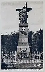 Le monument aux morts de Pluméliau vers 1925 (carte postale).