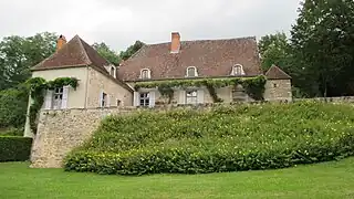 Le château de Thil et un mur de soulèvement.