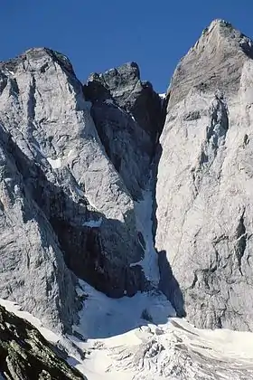 Vue depuis le nord avec, de gauche à droite, la pointe de Chausenque, le piton Carré, le couloir de Gaube et la pique Longue ; en bas, le glacier des Oulettes de Gaube.