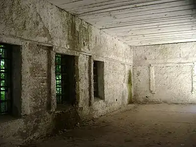 Intérieur d’un bâtiment (avec fenêtres, donc probablement similaire à la salle de conférence lieu de l'attentat).