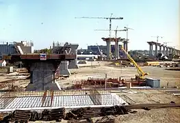 Les viaducs d'accès en cours de construction.