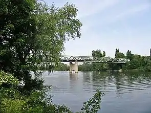 Le pont sur le bras d'Épône (vue d'amont rive gauche).
