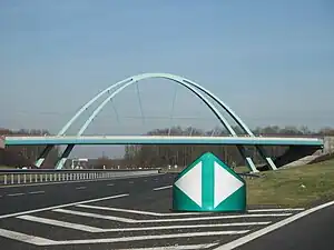 Balise J14a à l'entrée d'une aire d'autoroute (Yonne)