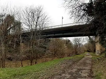 Section du chemin de halage à Saint-Jean-d'Août sur la rive droite de la Midouze, à hauteur du pont du Manot (ouvrage d'art primitivement édifié pour le chemin de fer de Luxey à Mont-de-Marsan).