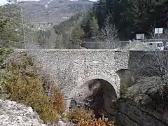 Pont haut, XVIIe&nbsp;siècle, en amont du village sur le Verdon, classé monument historique en 1948.