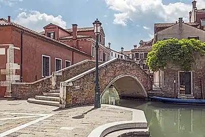 Ponte San Boldo reliant Fondamenta del Parrucheta et Campo San Boldo. Il constitue la limite avec le rio de San Boldo