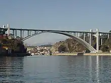 Le Pont Arrábida permet à l'A1 d'enjamber le Douro à Porto.