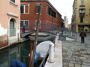Ponte dei Penini reliant le fondamenta éponyme au Campo e chiesa di San Martin