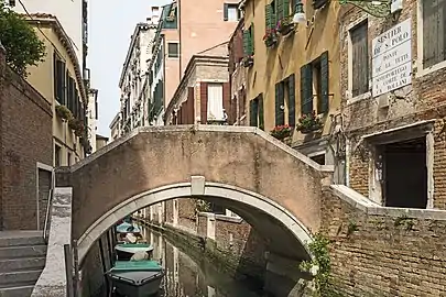 ponte delle Tette reliant  lafondamenta éponyme et la Calle de l'Agnello