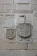 Armoiries des Puga et des García-Camba sur la façade