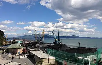 Charbon et grues. La Sestra se distingue au fond.