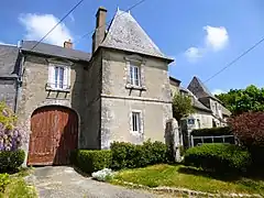 Portail en anse de panier du corps de ferme actuel.