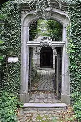 Portail de style baroque. La plaque à gauche rappelle que la chapelle est sise dans une propriété privée.