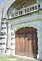 Portail décoré et balcon du château de Clermont.