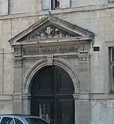 Portail sur la place.