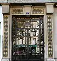 Entrée, à la décoration remarquable, d’un immeuble (no&nbsp;120 bis).