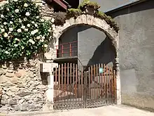 arche de pierre à l'entrée d'une cour