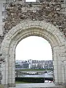 Porte du XIIe&nbsp;siècle de la grande salle.