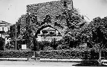 Vue sur une porte ancienne et en ruine.