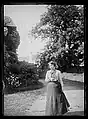 Portrait de Claire Géniaux dans un jardin, photographiée par Charles Géniaux. Vers 1905-1910.