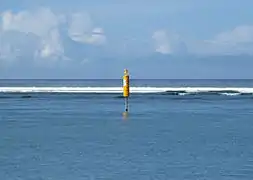 Un poteau délimitant le sanctuaire marin