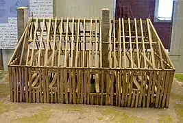 Maquette de la maison de Beauvais-Amoureux, présentant la technique des poteaux en terre