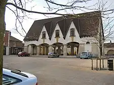 Brownsword Hall par John Simpson&nbsp;(en) (compare Tetbury Market House&nbsp;(en))