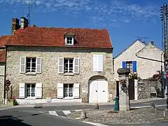 Fontaine du carrefour des rues Charles-de-Gaulle et des Tournelles.