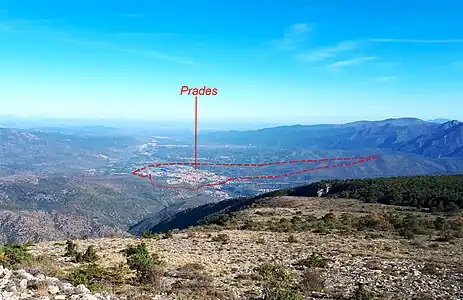 Prades, vu de l'ouest. La ligne pointillée indique la limite approximative de la commune.