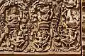 Brahma (avec trois têtes visibles) et Ganesh. Détail du linteau au-dessus de l'entrée principale de la tour centrale du Prasat Sikhoraphum, Thaïlande, XIIe siècle, grès