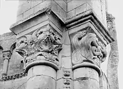 Chapiteau no&nbsp;6 : décor végétal et animaux fabuleux.