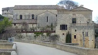 Le prieuré à l'extrémité septentrionale du pont Saint-Nicolas de Campagnac.