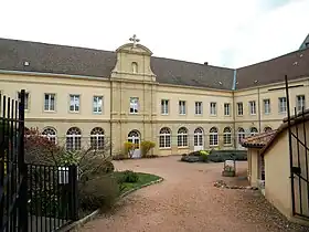 Entrée du prieuré Saint-Hugues.